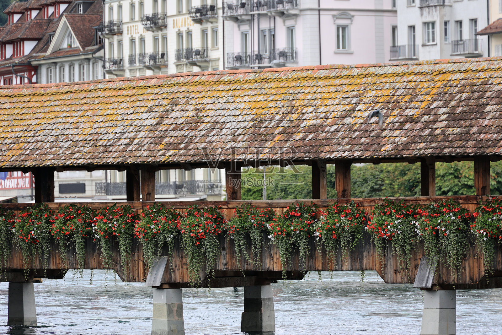 瑞士卢塞恩的卢塞恩河上的教堂桥景观照片摄影图片