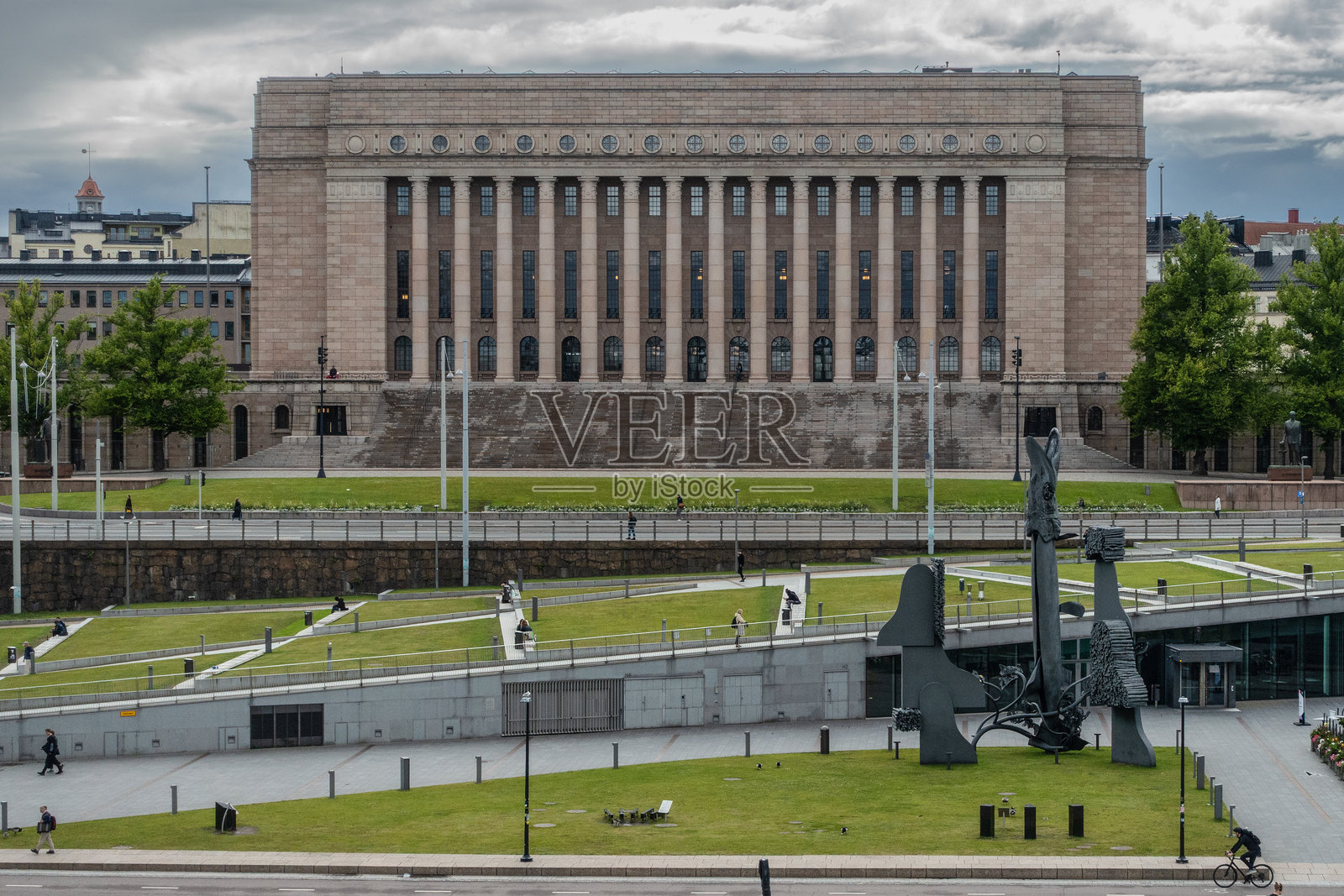 芬兰赫尔辛基的议会大厦与歌唱的树木。照片摄影图片