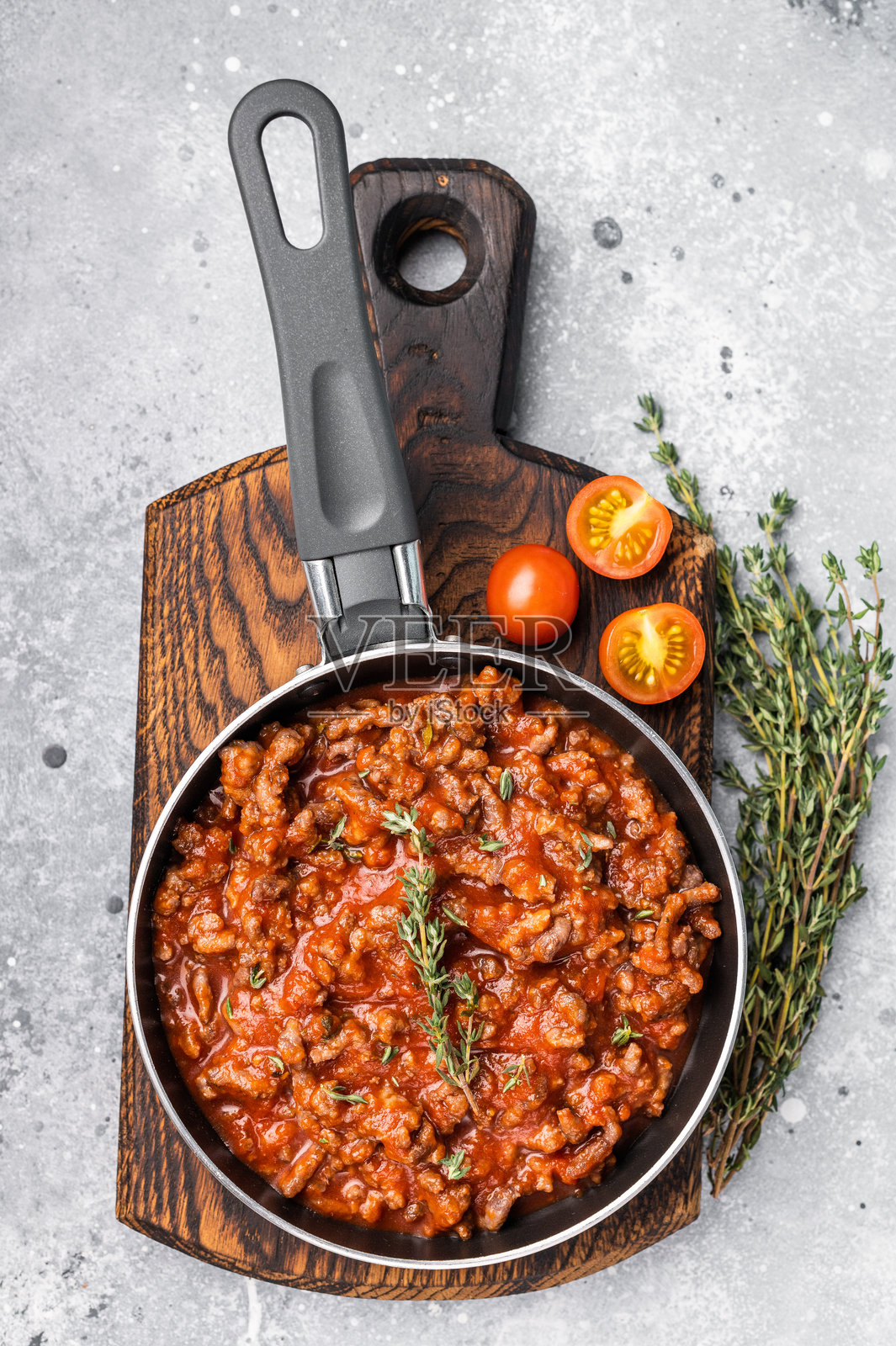 意大利博洛尼亚肉酱与碎牛肉在平底锅中。灰色背景。俯视图。照片摄影图片