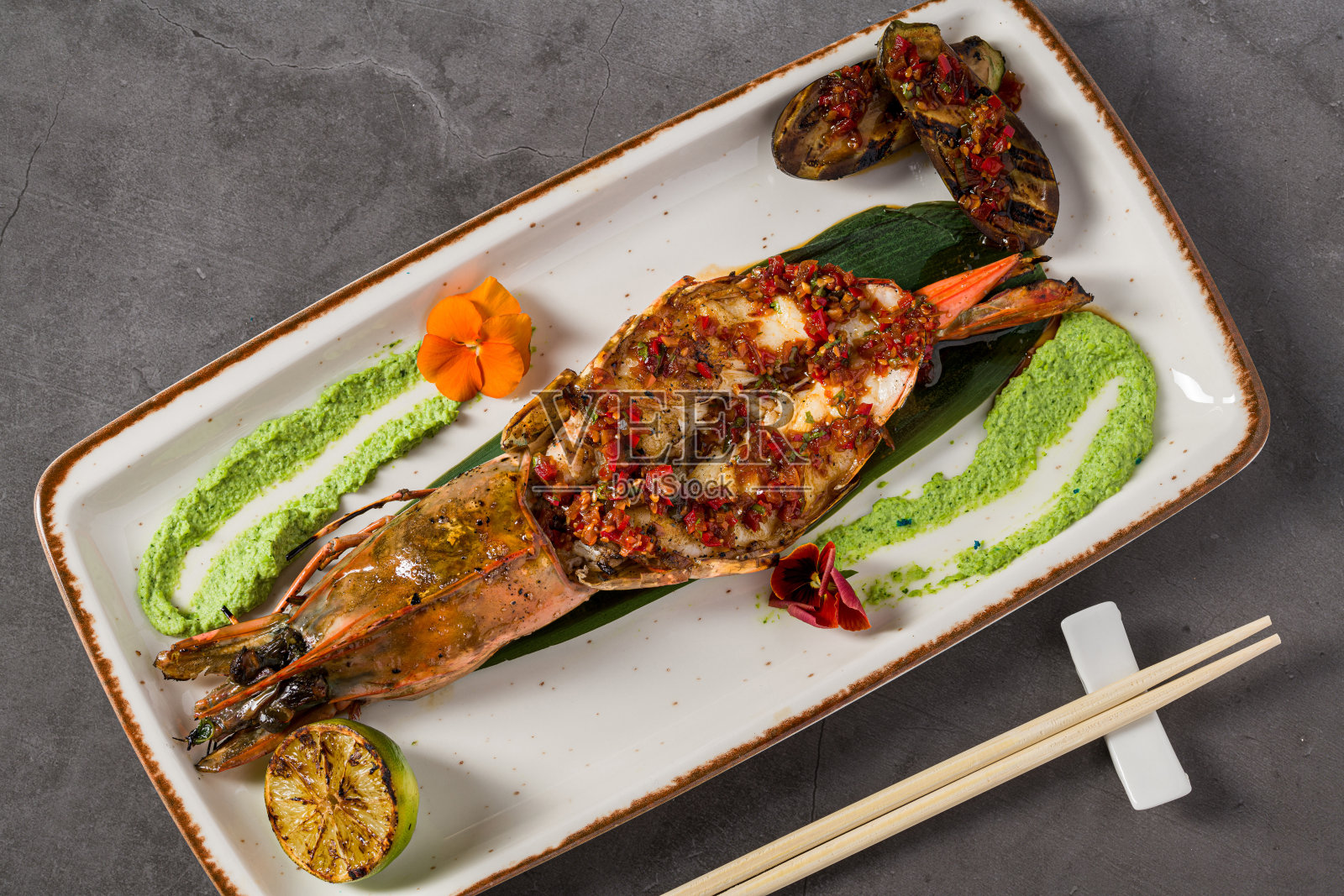 烤虎虾配绿酱、烤青柠和香草照片摄影图片