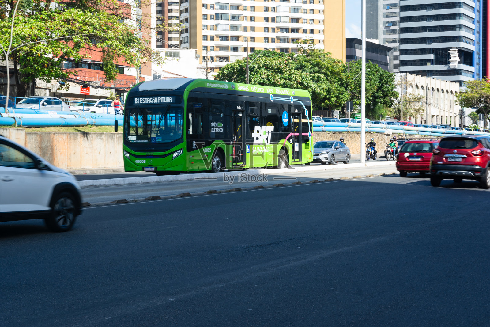 巴西萨尔瓦多市安东尼奥·卡洛斯·马加良斯大道上的BRT公交车在终点站行驶。照片摄影图片