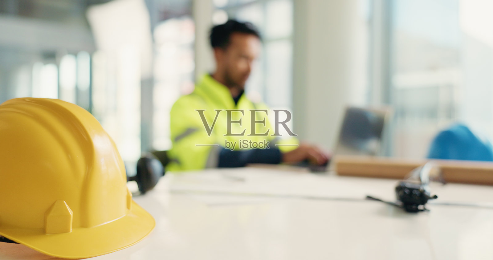 工地检查、质量控制或安全的建筑、头盔和桌上的设备。工程师、工人和笔记本电脑用于工业发展、物业翻新和项目规划。照片摄影图片