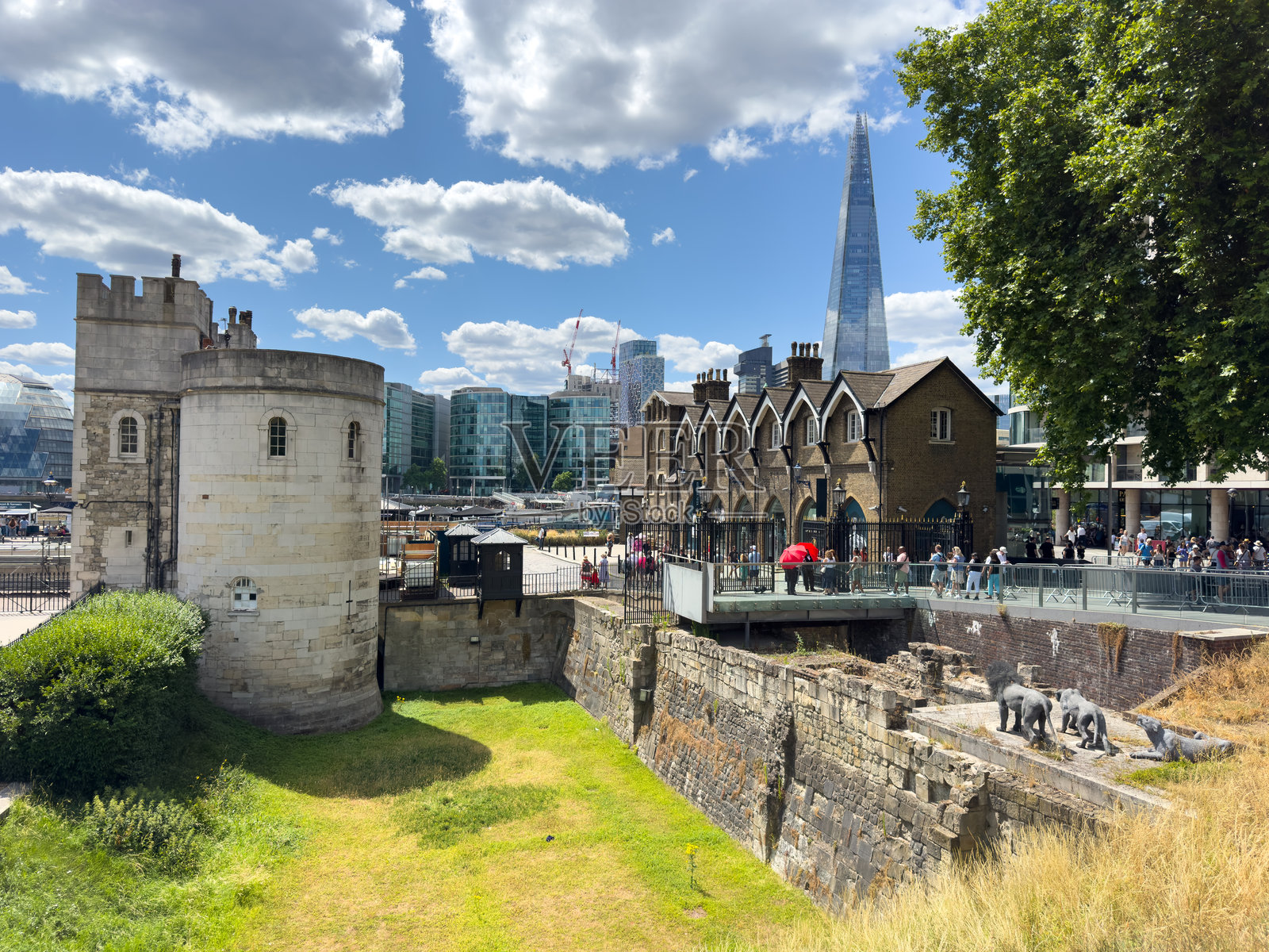 伦敦塔，英格兰的哥特式建筑，背景是碎片大厦。照片摄影图片
