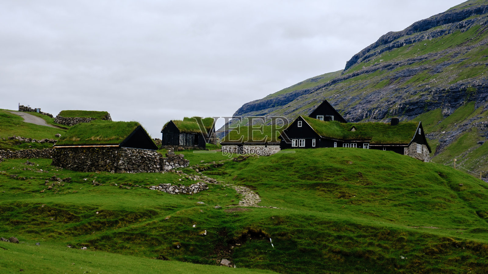 探索法罗群岛传统草顶房屋的宁静之美照片摄影图片
