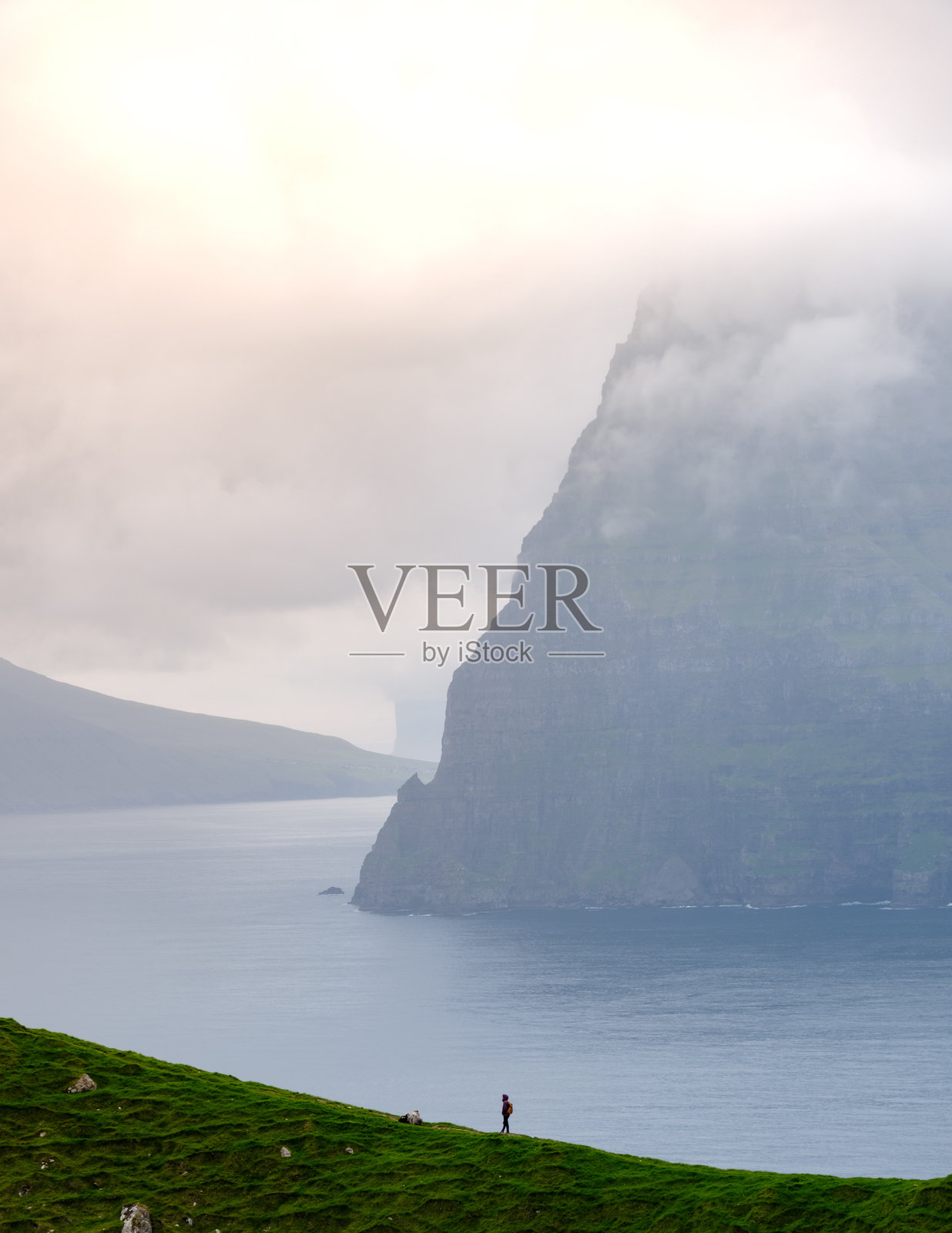 法罗群岛黎明时分崎岖海岸线的迷人景色照片摄影图片