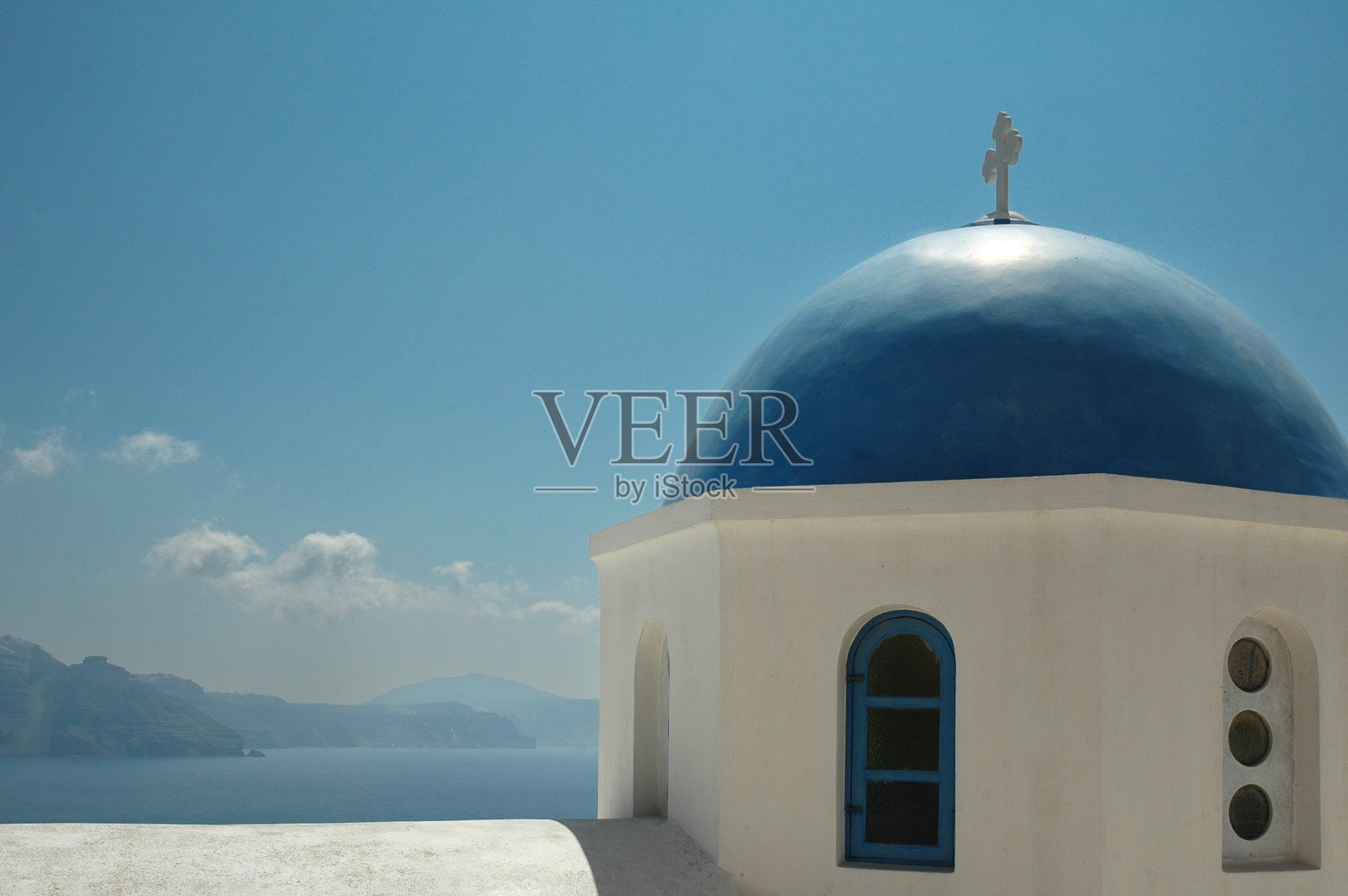 圣托里尼的传统希腊教堂，白色墙壁和蓝色圆顶照片摄影图片