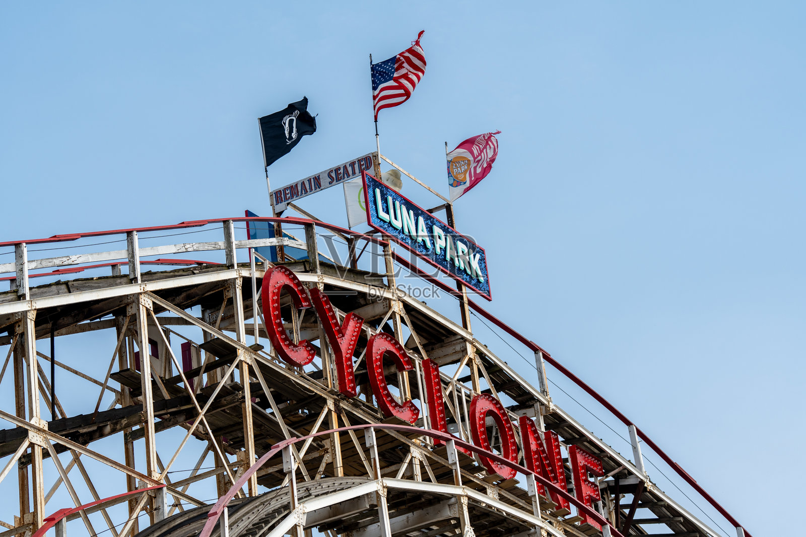 康尼岛历史悠久的木质旋风过山车，展现了游乐园中的刺激与动感照片摄影图片