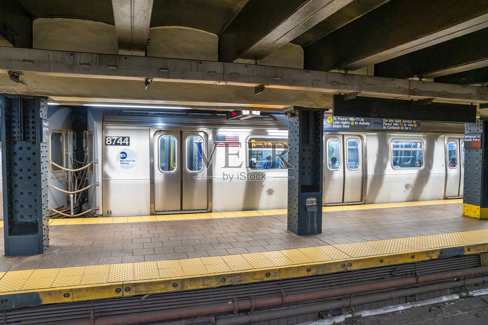 纽约市白厅街渡轮大厅地铁入口的内部景观，通勤者穿梭其中照片摄影图片