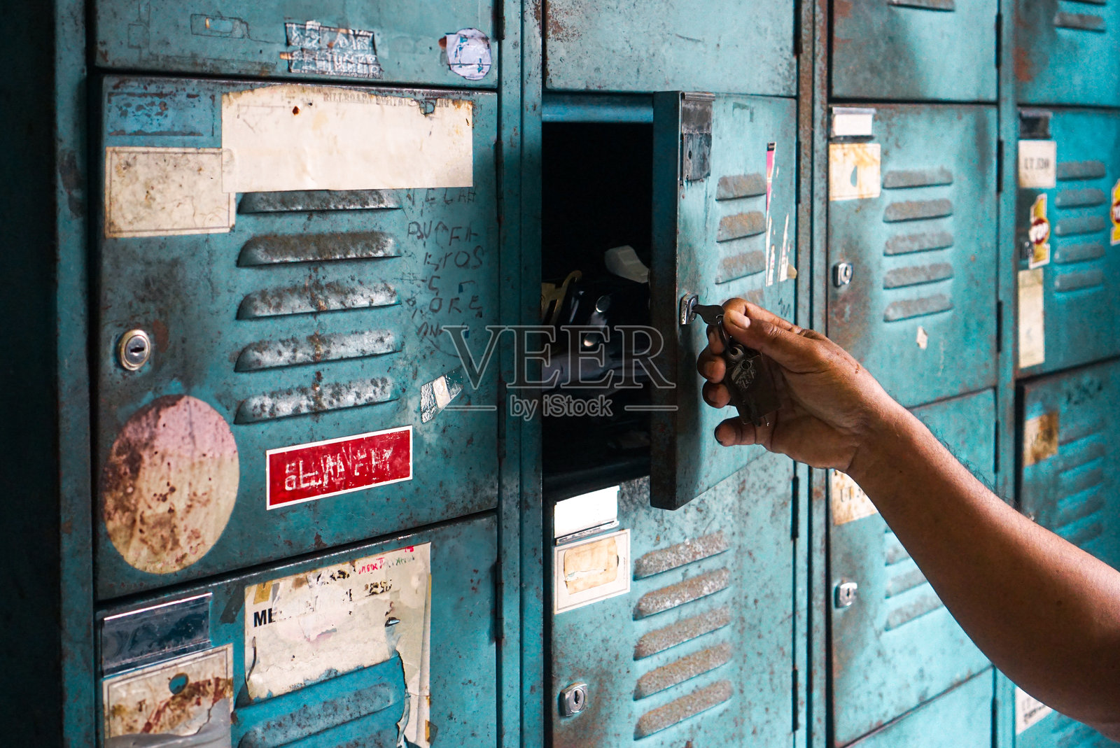大学里的复古生锈储物柜。照片摄影图片