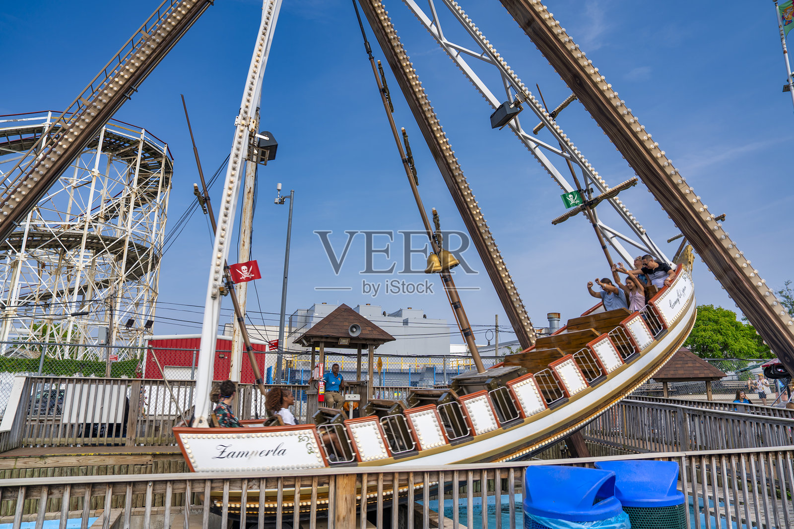 布鲁克林康尼岛海滨的五彩缤纷的游乐设施和景点照片摄影图片