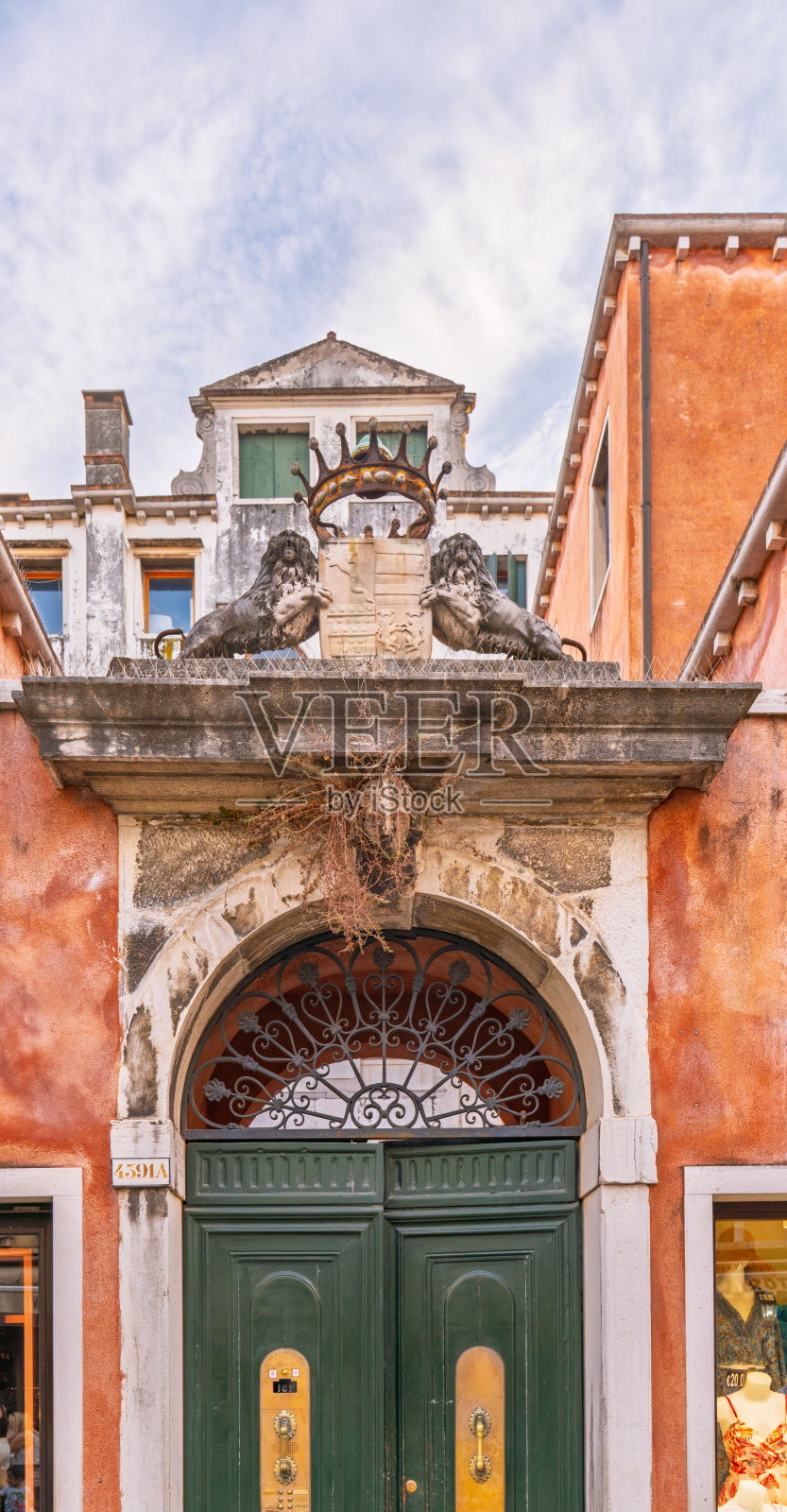 威尼斯建筑外立面的狮子石纹章照片摄影图片
