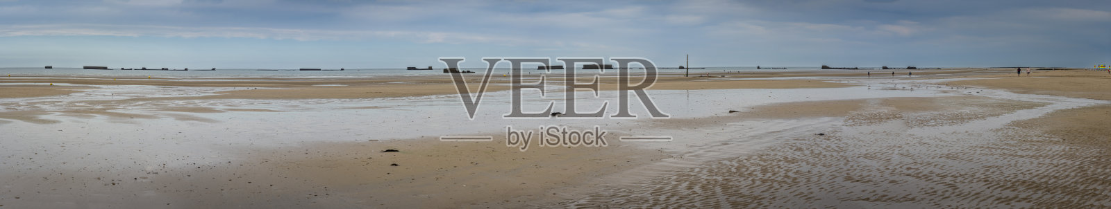 阿罗曼什-莱-班，法国 - 2025年8月8日：诺曼底登陆碉堡。人工港口、海滩和大海的全景。照片摄影图片