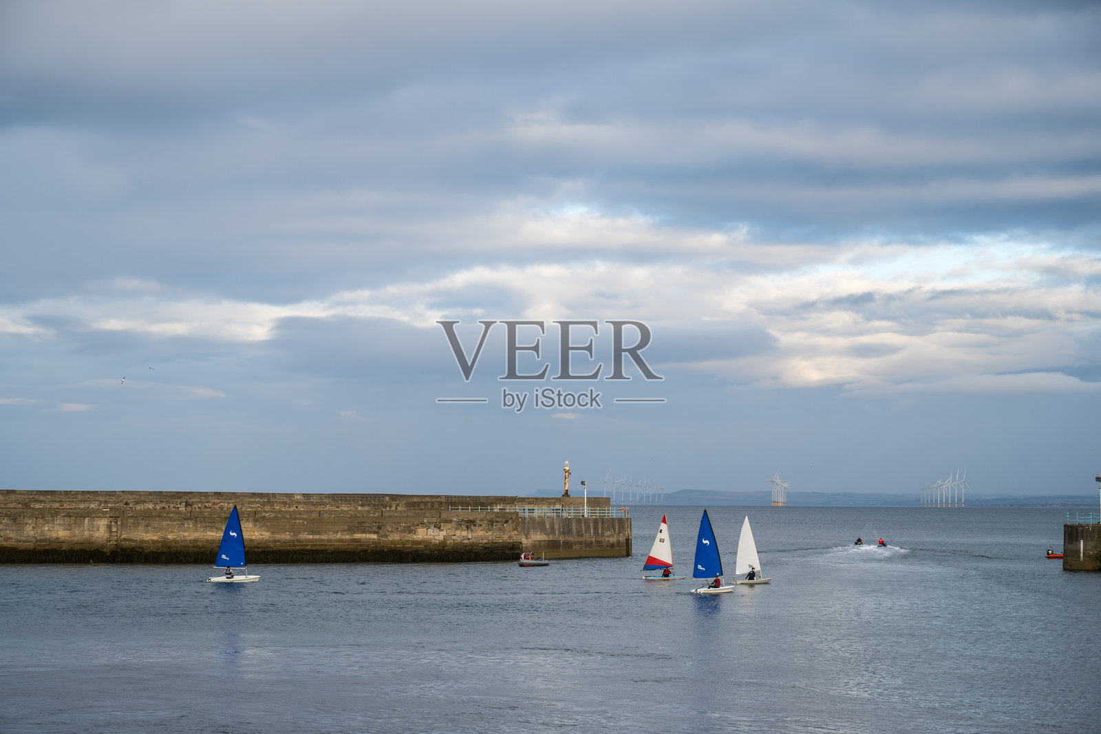 英格兰东北海岸的帆船，阴天，英式海滨照片摄影图片