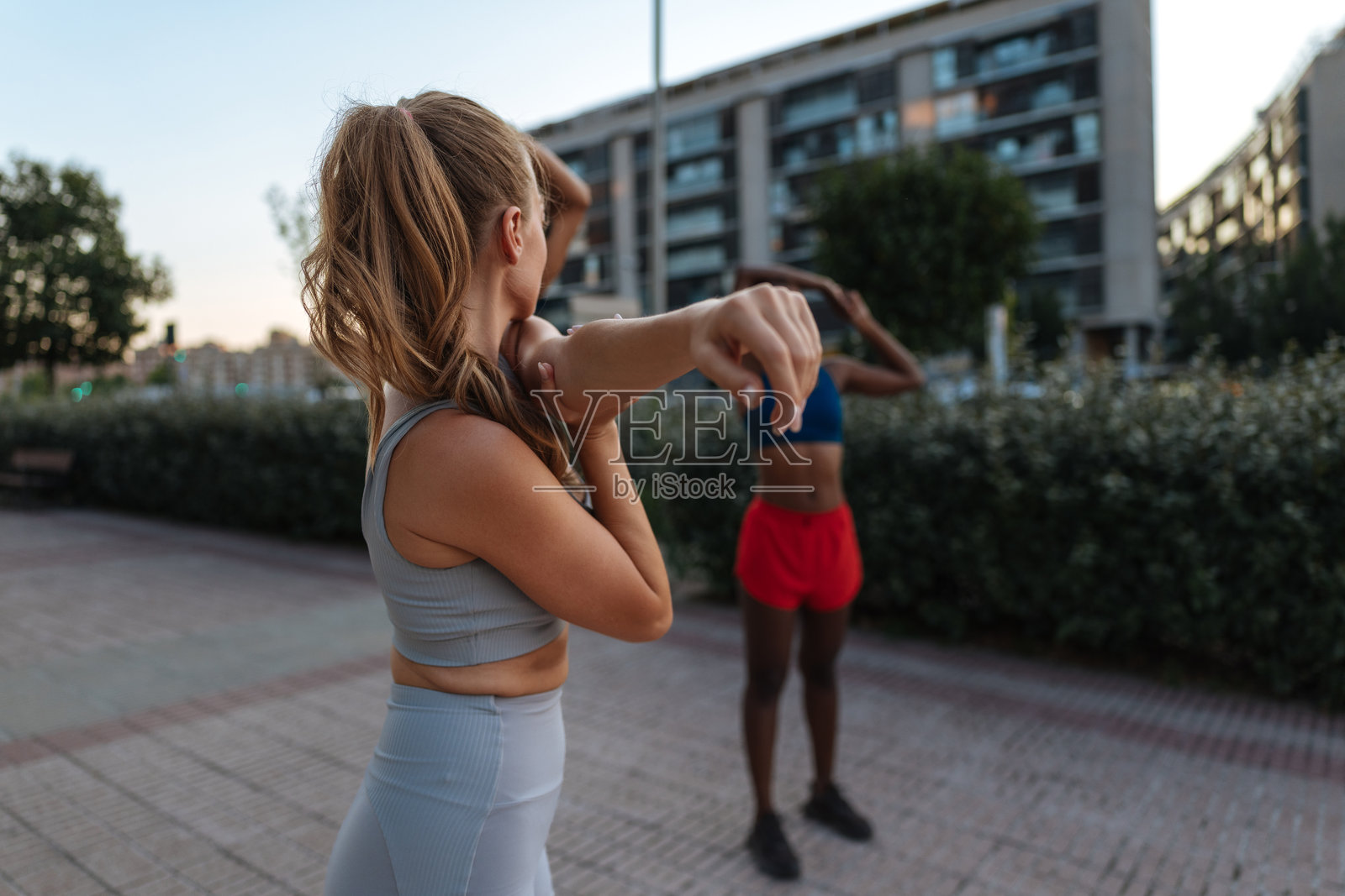 朋友们在城市公园环境中一起拉伸照片摄影图片