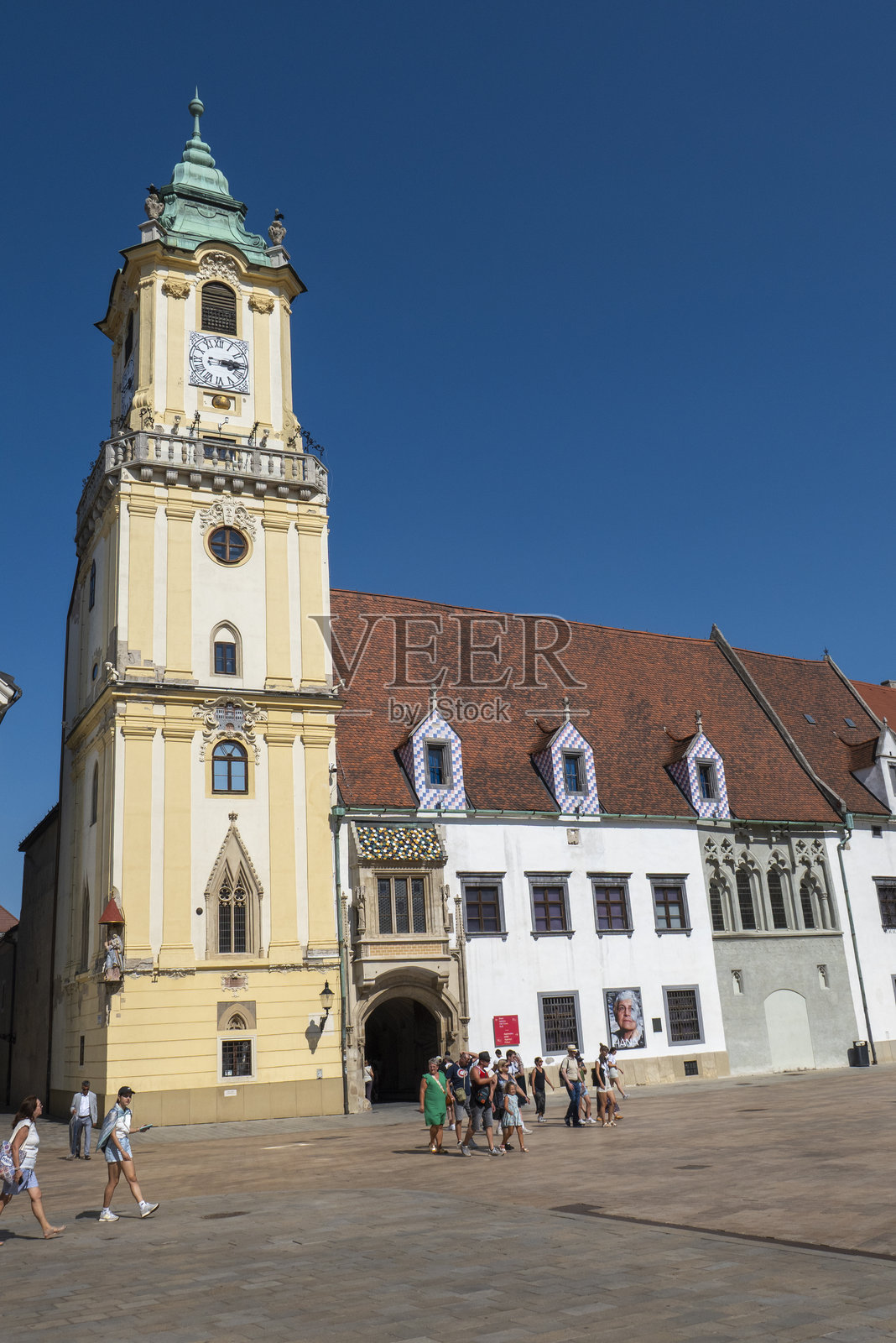 斯洛伐克首都的繁忙旅游街道与户外餐厅照片摄影图片