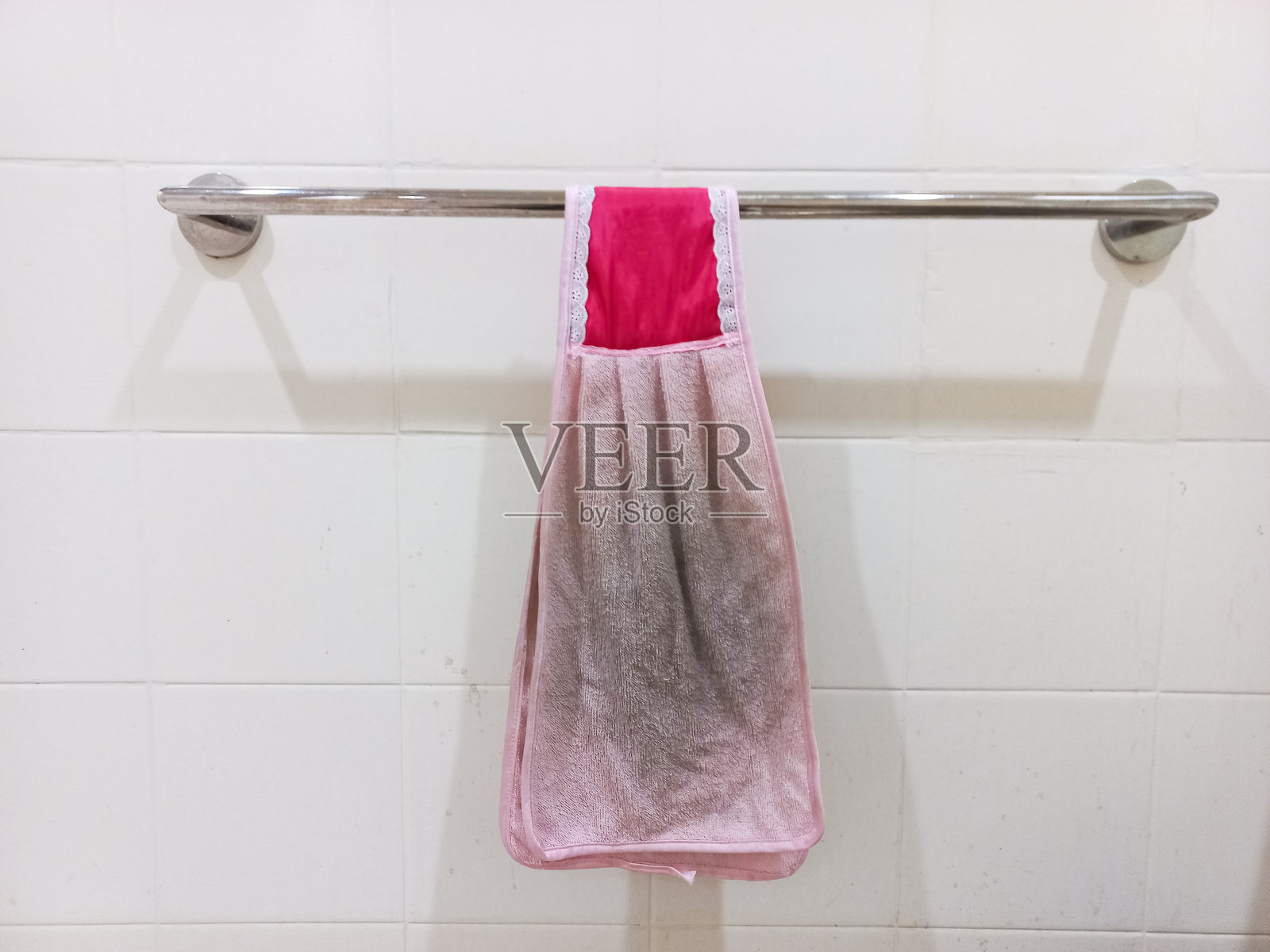 肮脏的手巾，带有挂环，常用于厨房或浴室。不健康且不卫生的概念。照片摄影图片