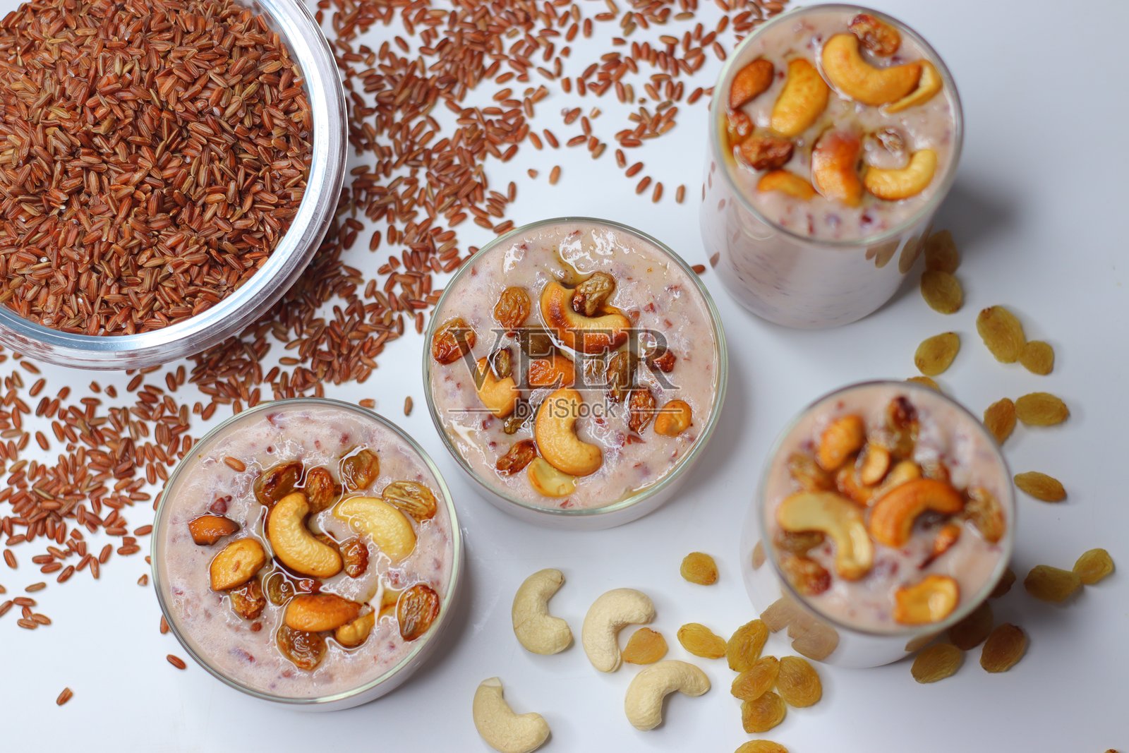 纳瓦拉米布丁是一种用纳瓦拉米、牛奶和椰糖制作的奶油南印度甜点。照片摄影图片