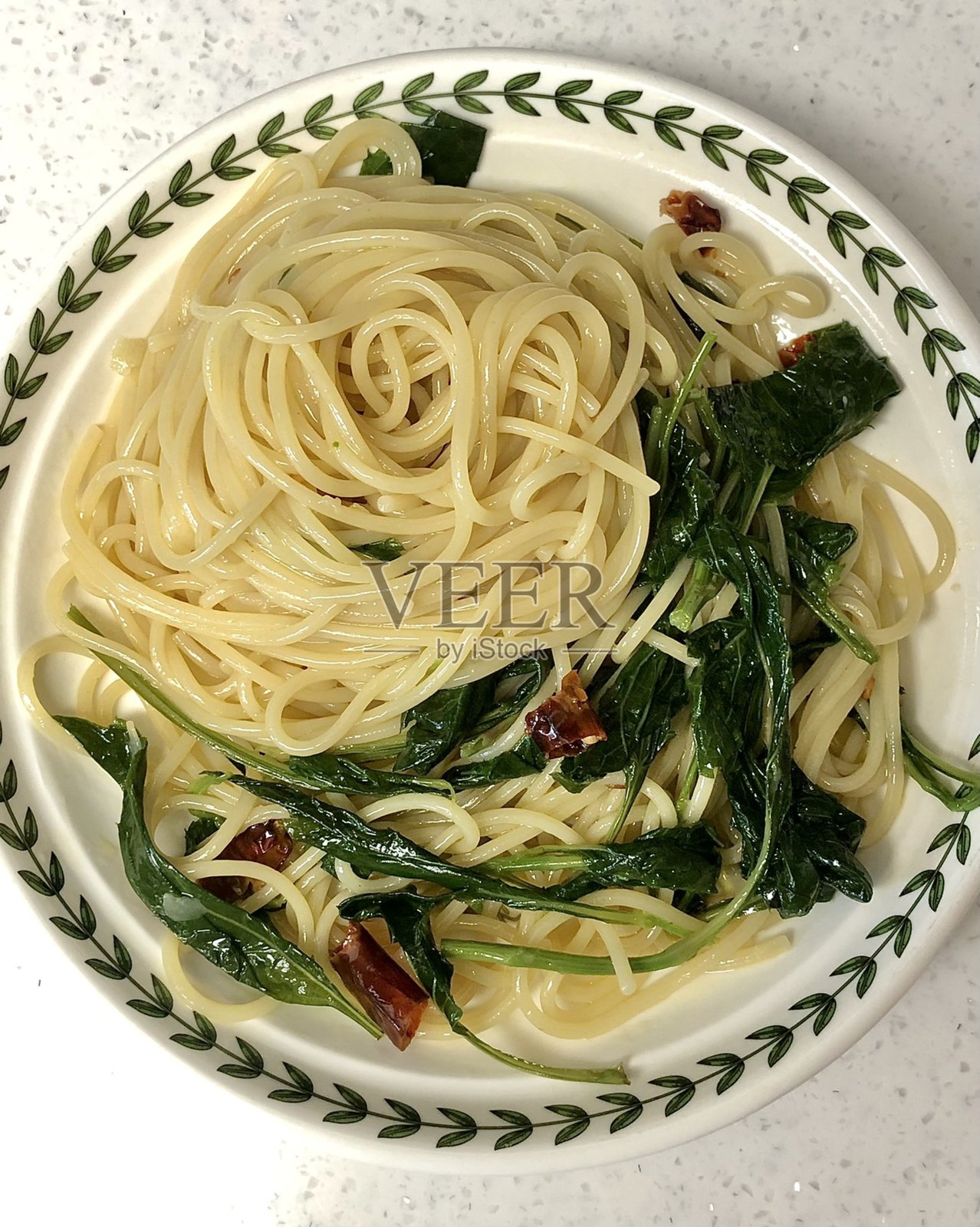 意大利面沙拉将爽口的意大利面与新鲜蔬菜、酸爽的调料以及可选的香草或奶酪结合在一起。是一道色彩鲜艳、清爽的菜肴，非常适合轻食或聚会。照片摄影图片