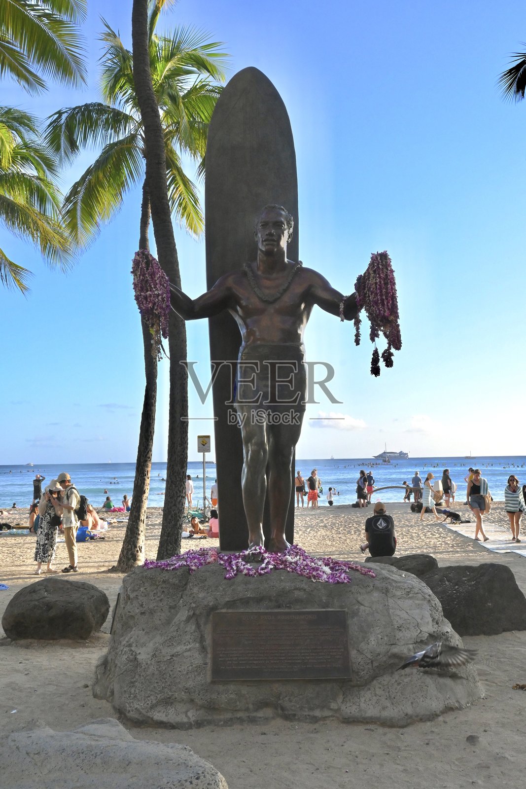 威基基海滩上的杜克·卡哈纳莫库雕像照片摄影图片