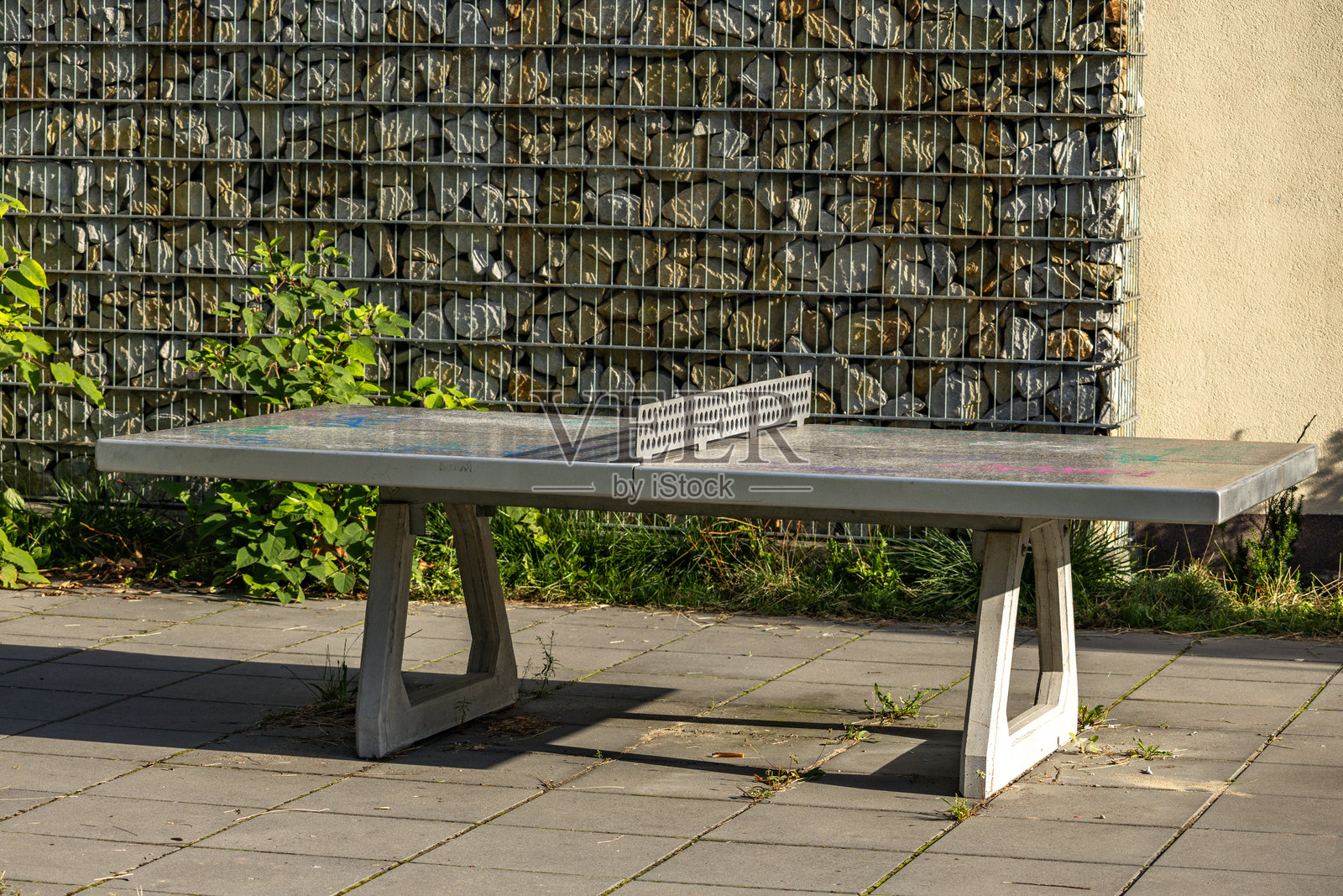 城市公园里的混凝土乒乓球桌，切斯托霍瓦照片摄影图片