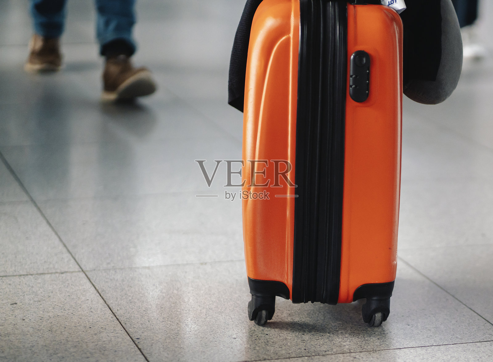 红色行李箱特写，机场的行李。照片摄影图片