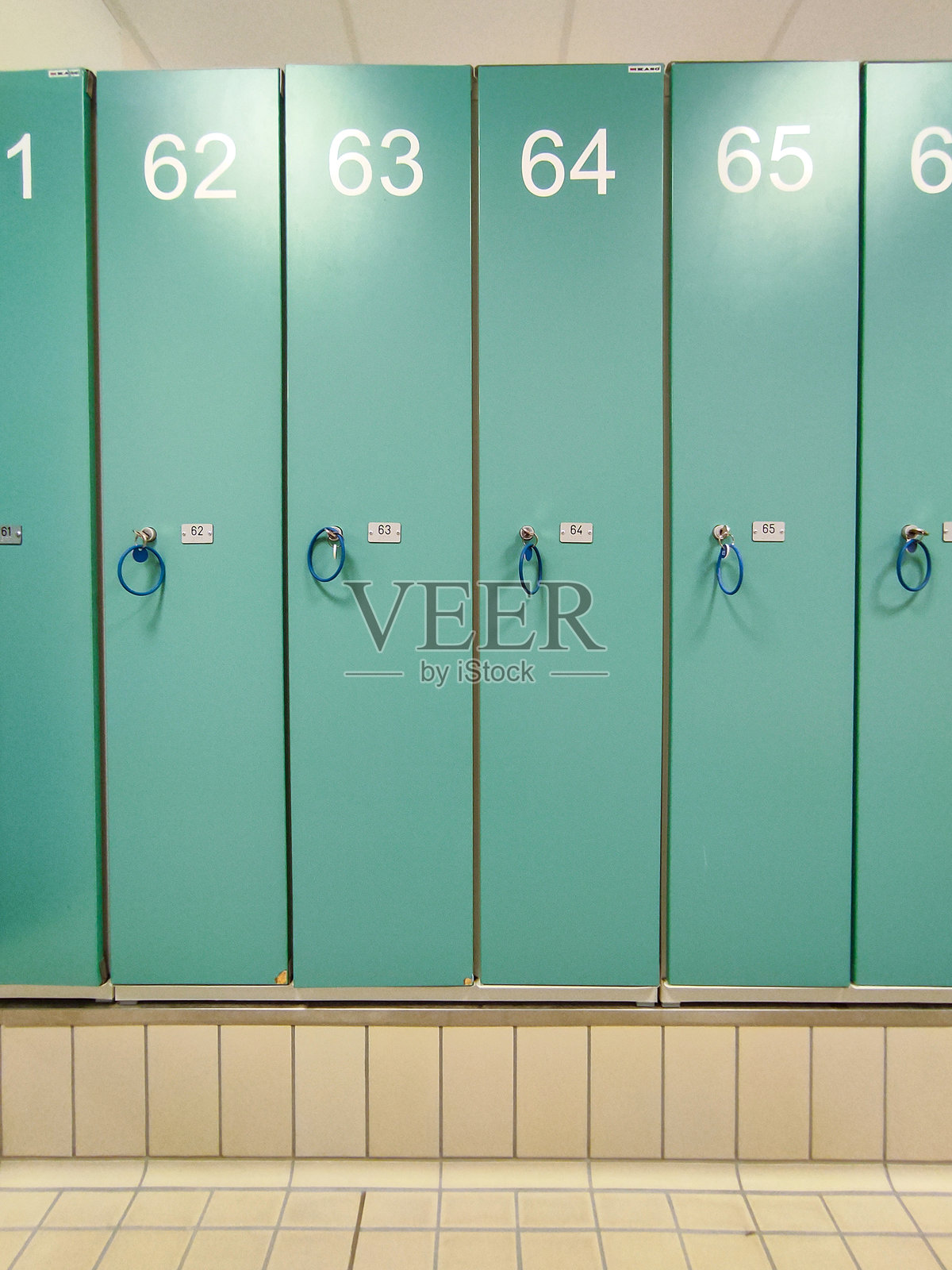 带有数字和钥匙的更衣柜。照片摄影图片