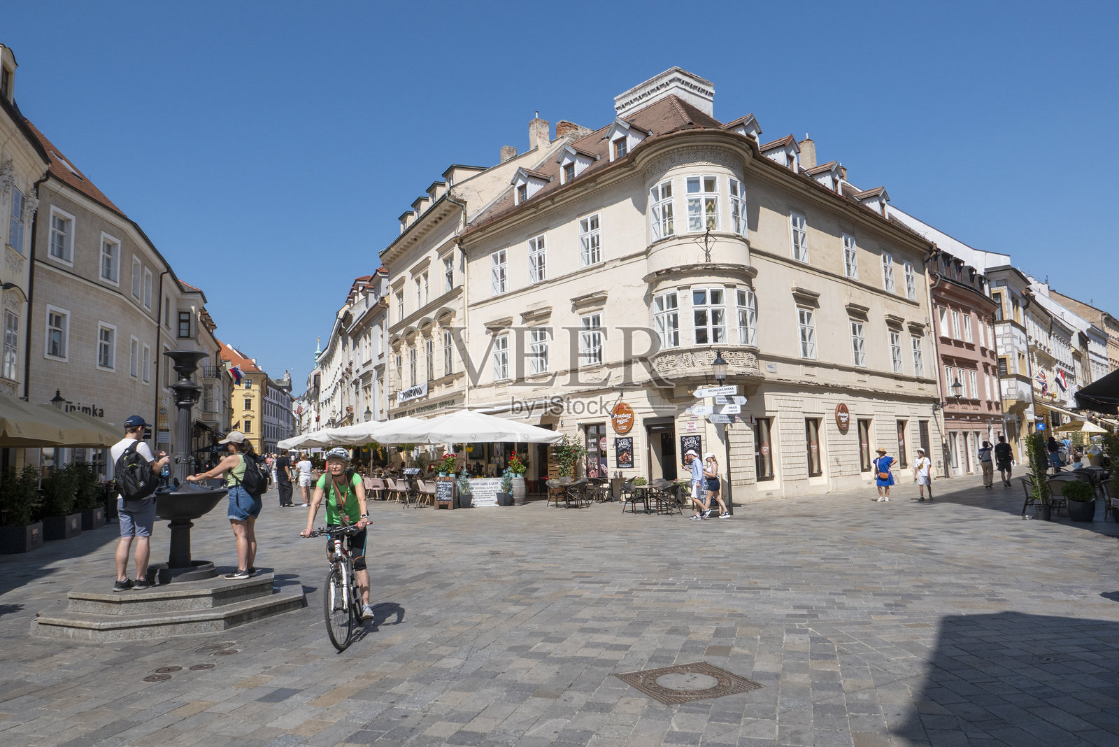 斯洛伐克首都的繁忙旅游街道与户外餐厅照片摄影图片