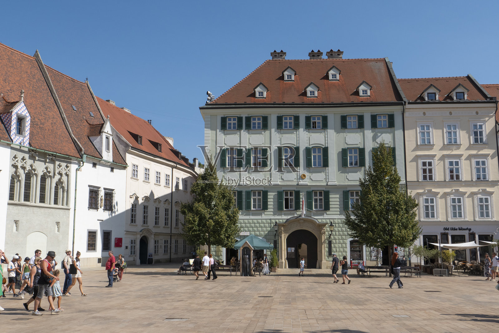 斯洛伐克首都的繁忙旅游街道与户外餐厅照片摄影图片