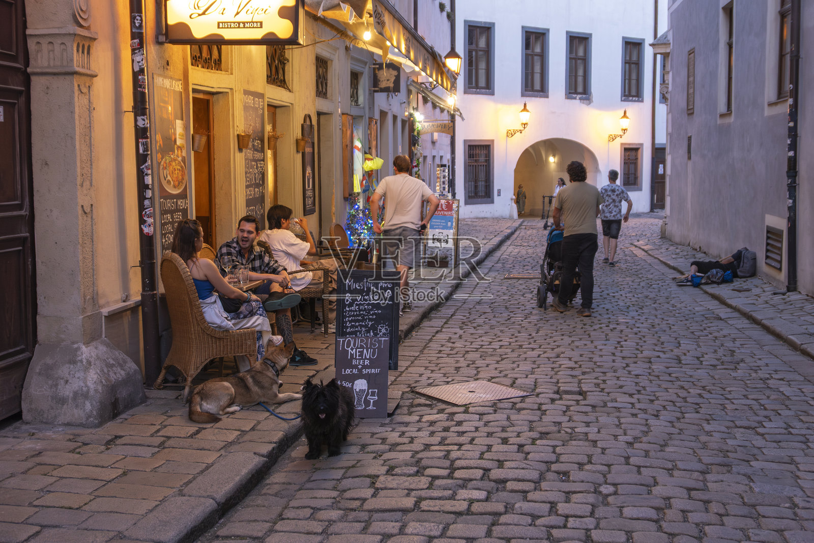 布拉迪斯拉发老城区的步行街上,人们在用餐和散步。照片摄影图片
