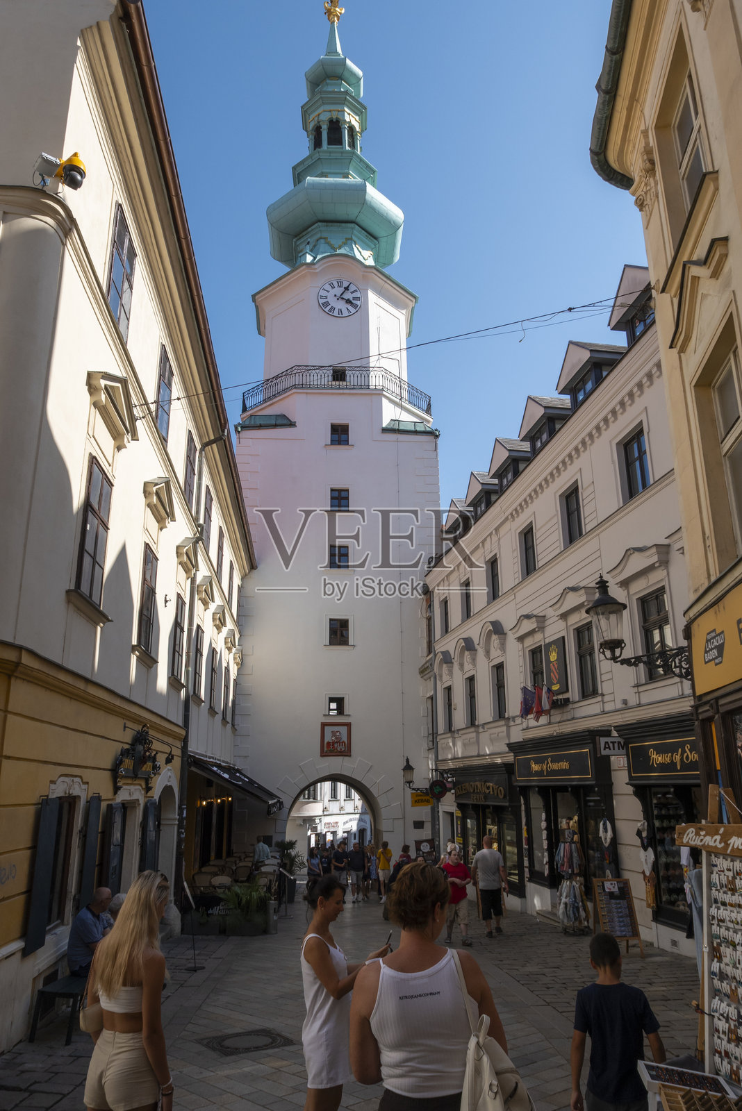 布拉迪斯拉发老城的迈克尔门和历史街道,斯洛伐克照片摄影图片