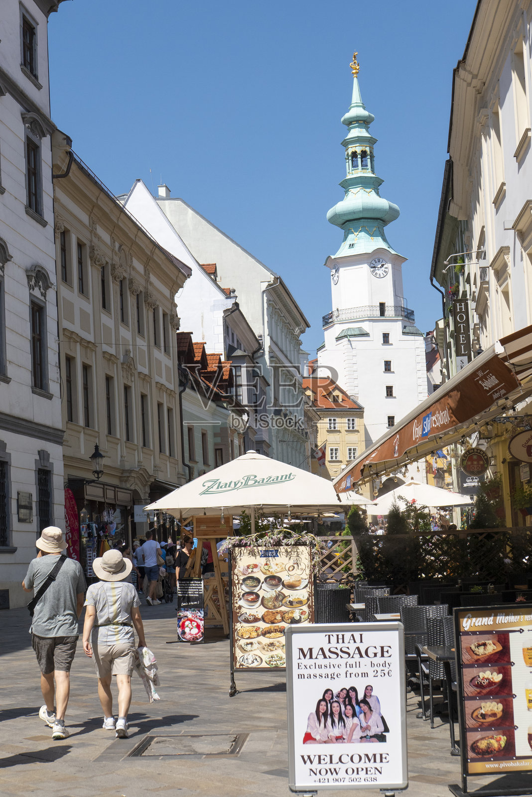 斯洛伐克首都的繁忙旅游街道与户外餐厅照片摄影图片