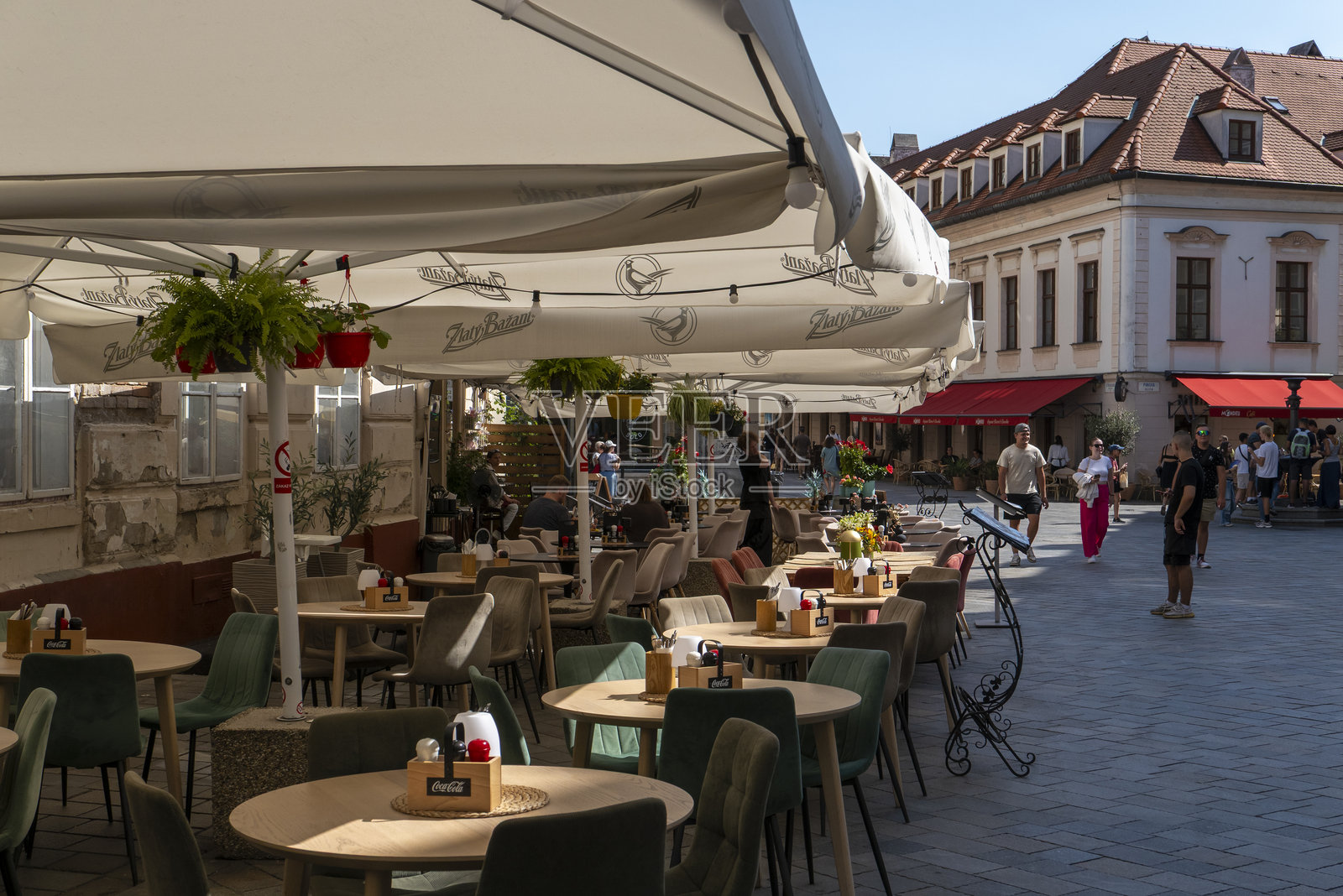 斯洛伐克首都的繁忙旅游街道与户外餐厅照片摄影图片
