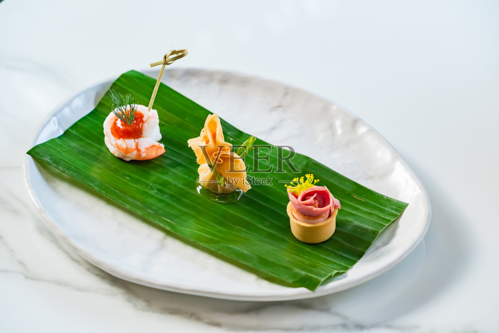 晚宴接待前的小份鸡尾酒开胃菜盘照片摄影图片