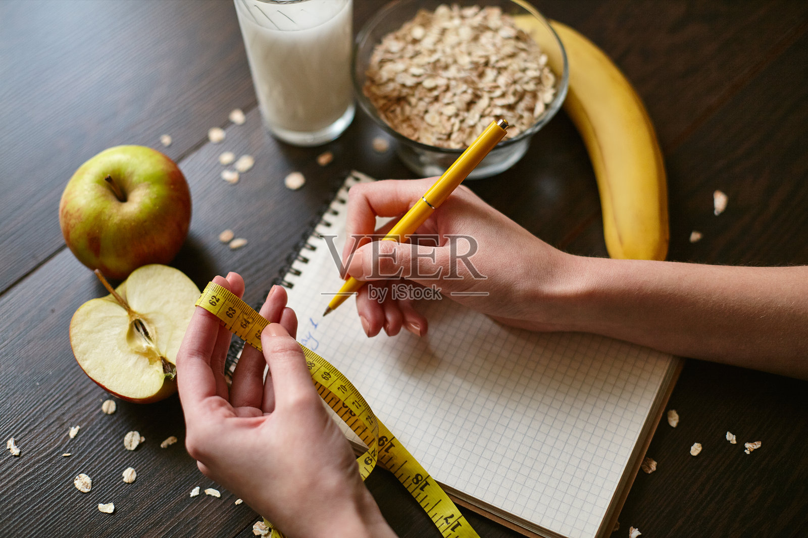 早餐。牛奶燕麦粥，香蕉，苹果和柠檬照片摄影图片