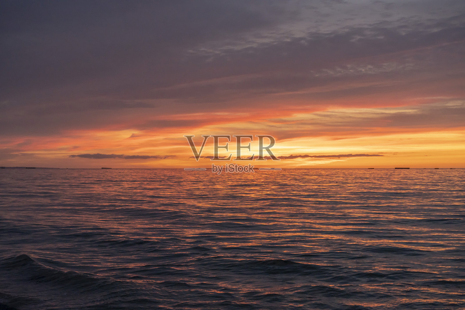 法国阿斯内尔-苏尔-梅尔 - 2025年8月8日：日落时分海洋、波浪和多彩的云彩全景视图照片摄影图片