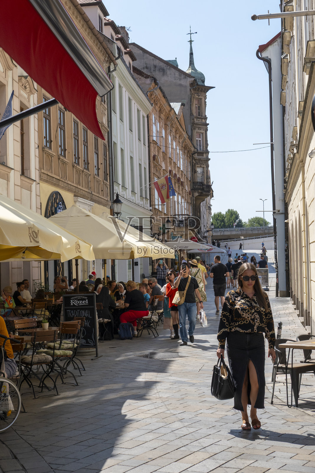 斯洛伐克首都的繁忙旅游街道与户外餐厅照片摄影图片