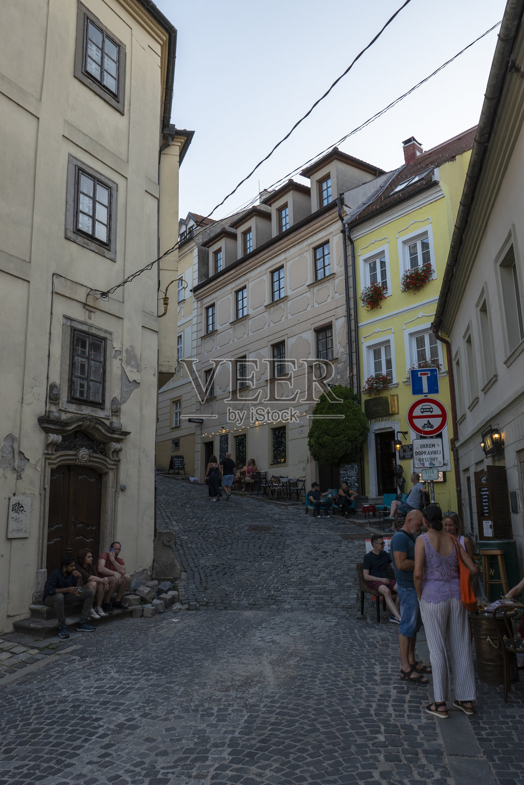 斯洛伐克首都的繁忙旅游街道与户外餐厅照片摄影图片