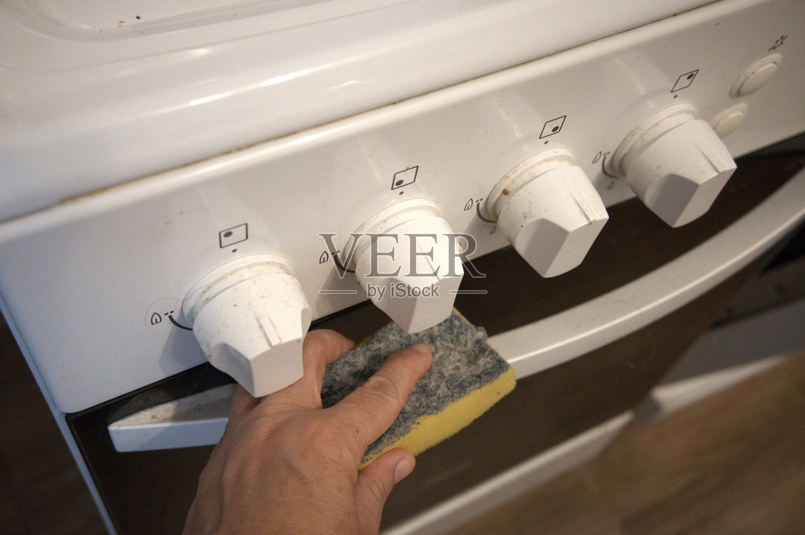 用海绵清洁燃气灶 - 特写照片摄影图片