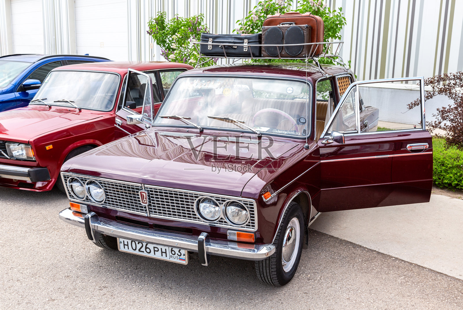 老式苏联复古车Lada-2103,车顶有行李照片摄影图片