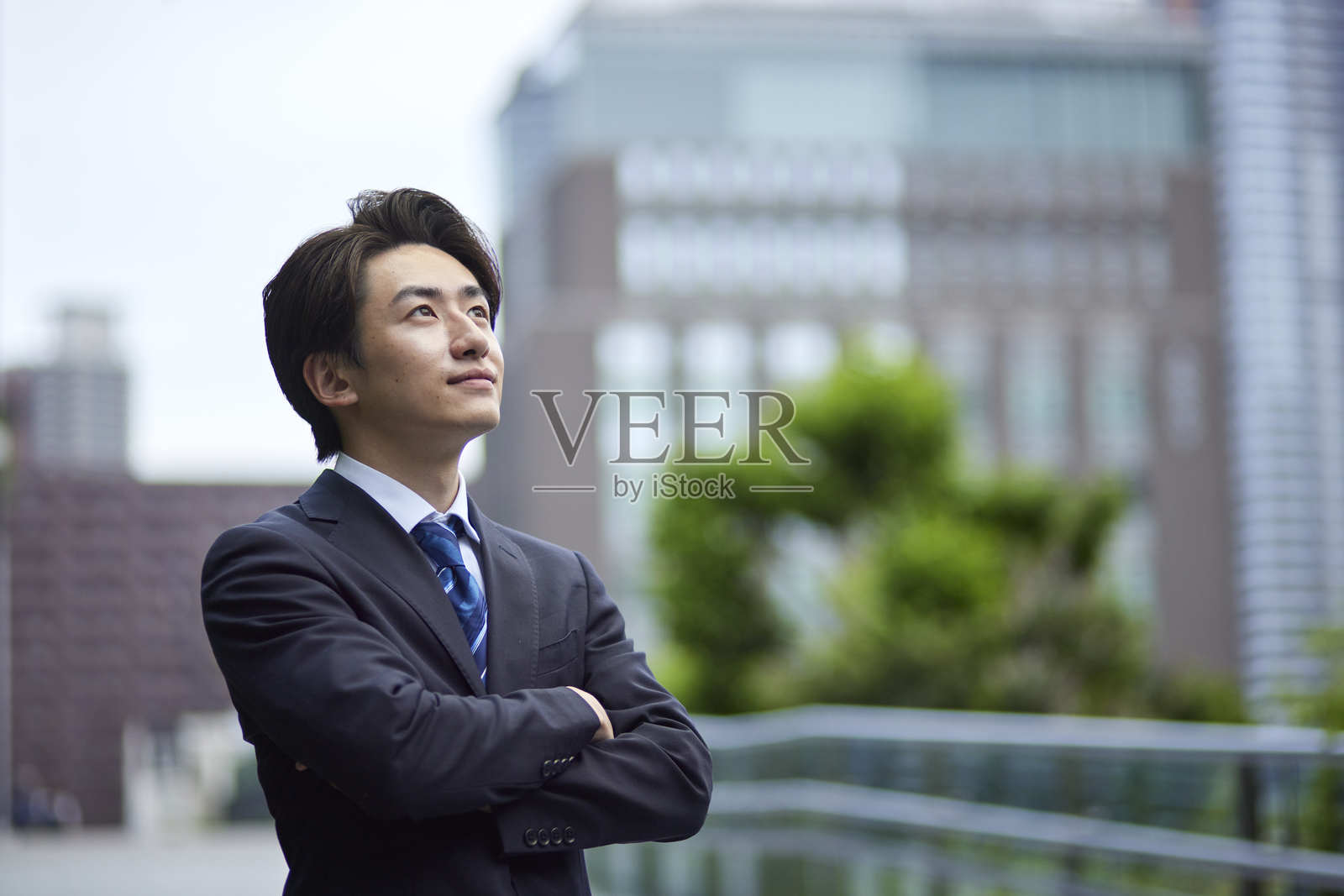 一位身穿西装的日本男子在商业区凝视远方照片摄影图片