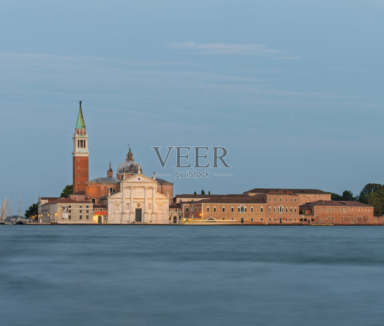 威尼斯的圣乔治·马焦雷教堂和钟楼照片摄影图片