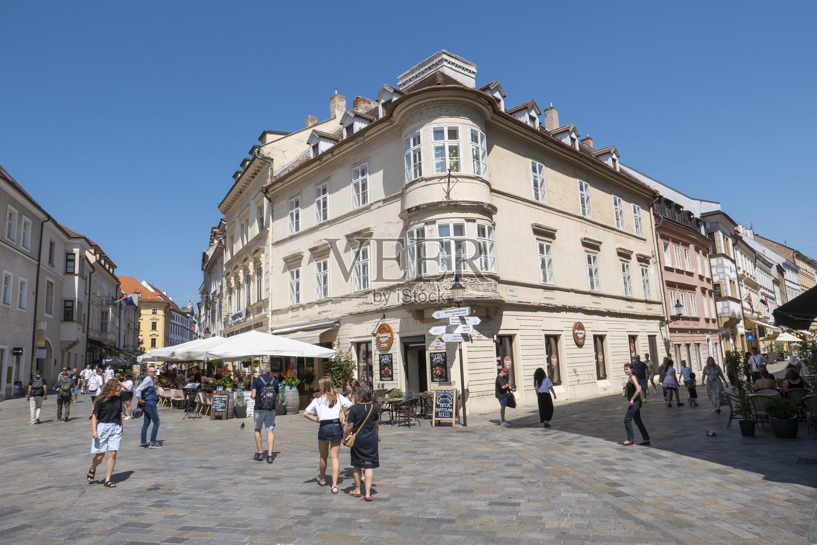 斯洛伐克首都的繁忙旅游街道与户外餐厅照片摄影图片
