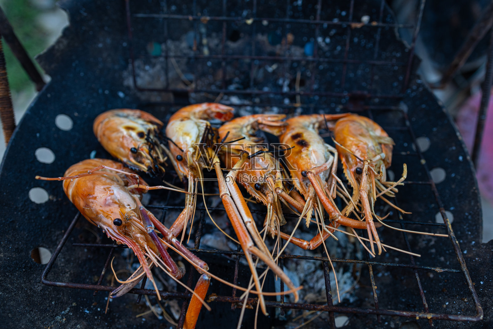 大河虾在火上烧烤派对照片摄影图片