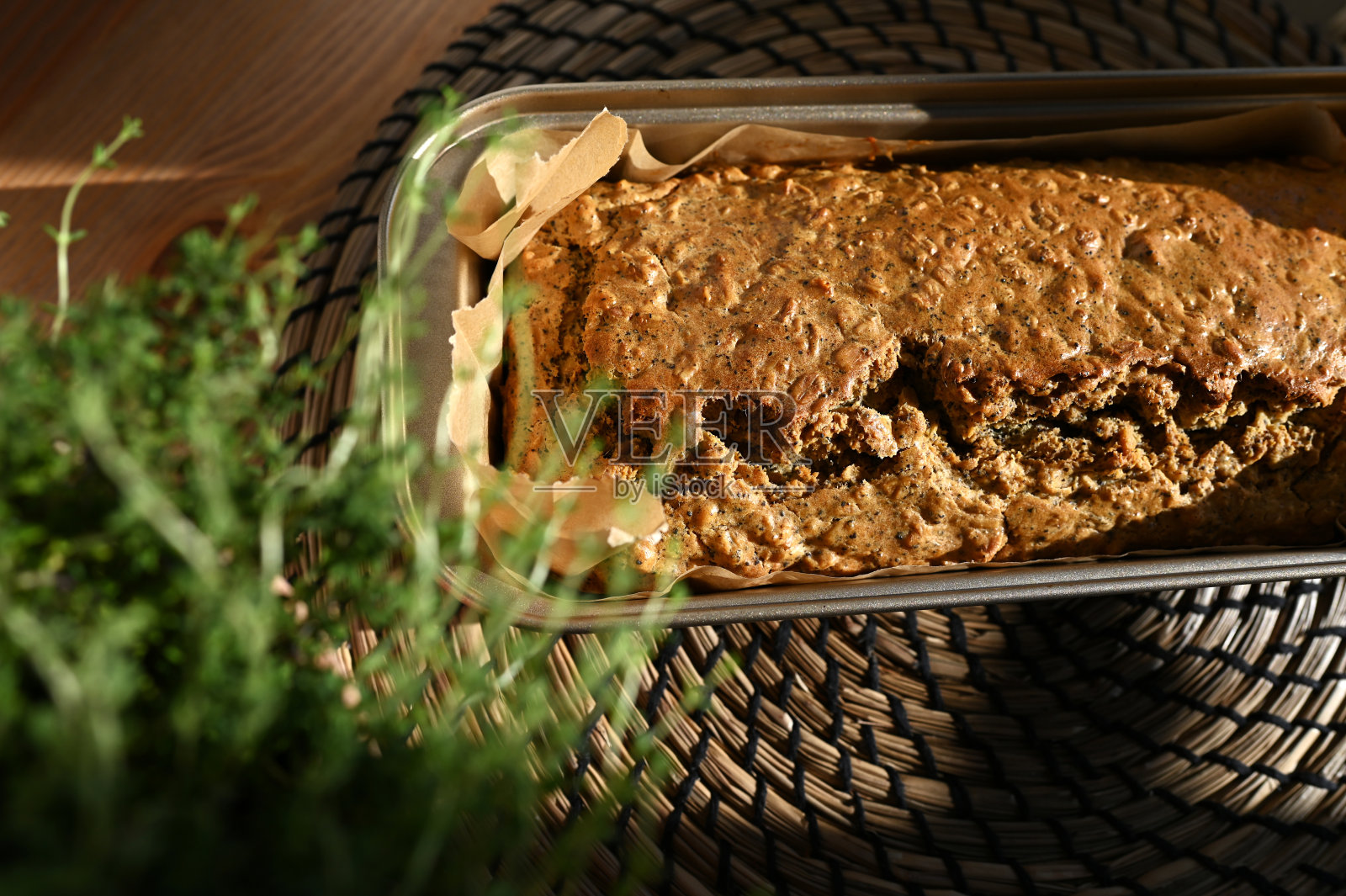 新鲜出炉的面包在烤盘中照片摄影图片