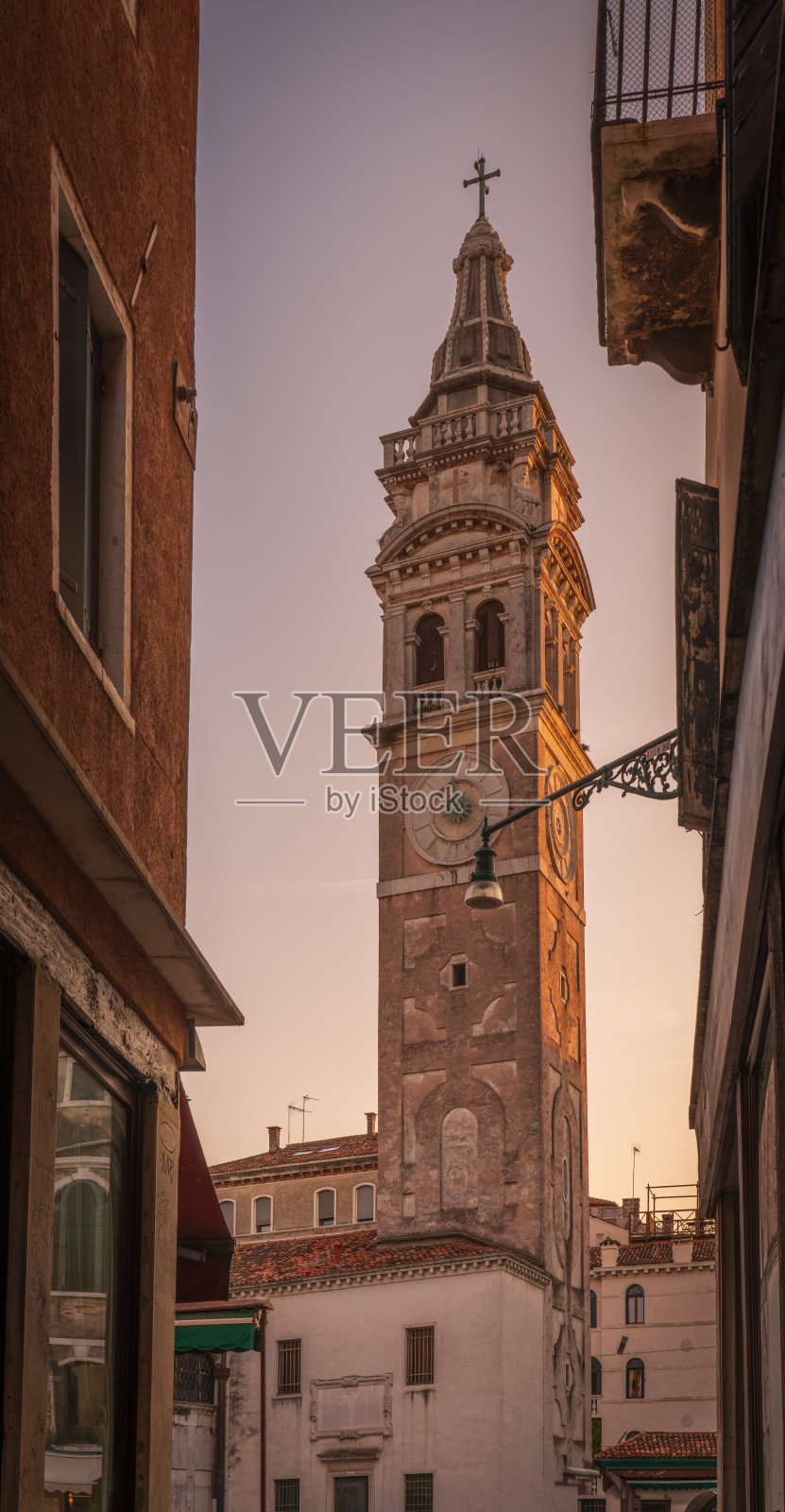 意大利威尼斯的彩色房屋和钟楼的威尼斯街道照片摄影图片