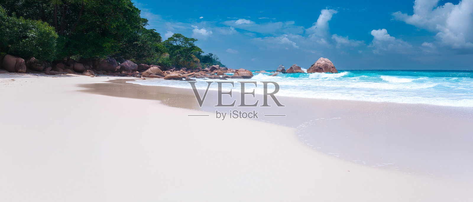 热带白沙滩，棕榈树与海洋照片摄影图片