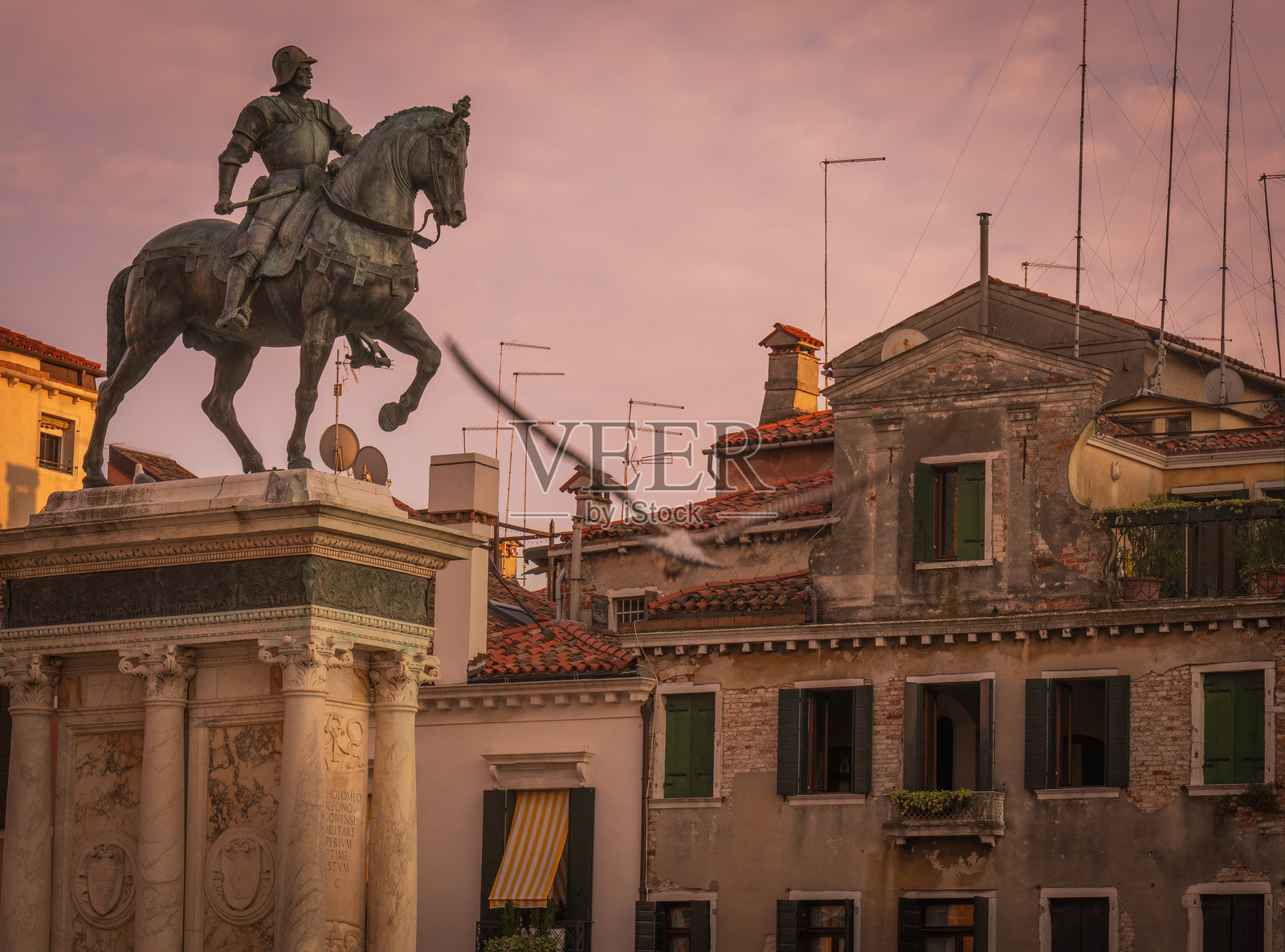 威尼斯指挥官的青铜骑马雕像在日落时分照片摄影图片