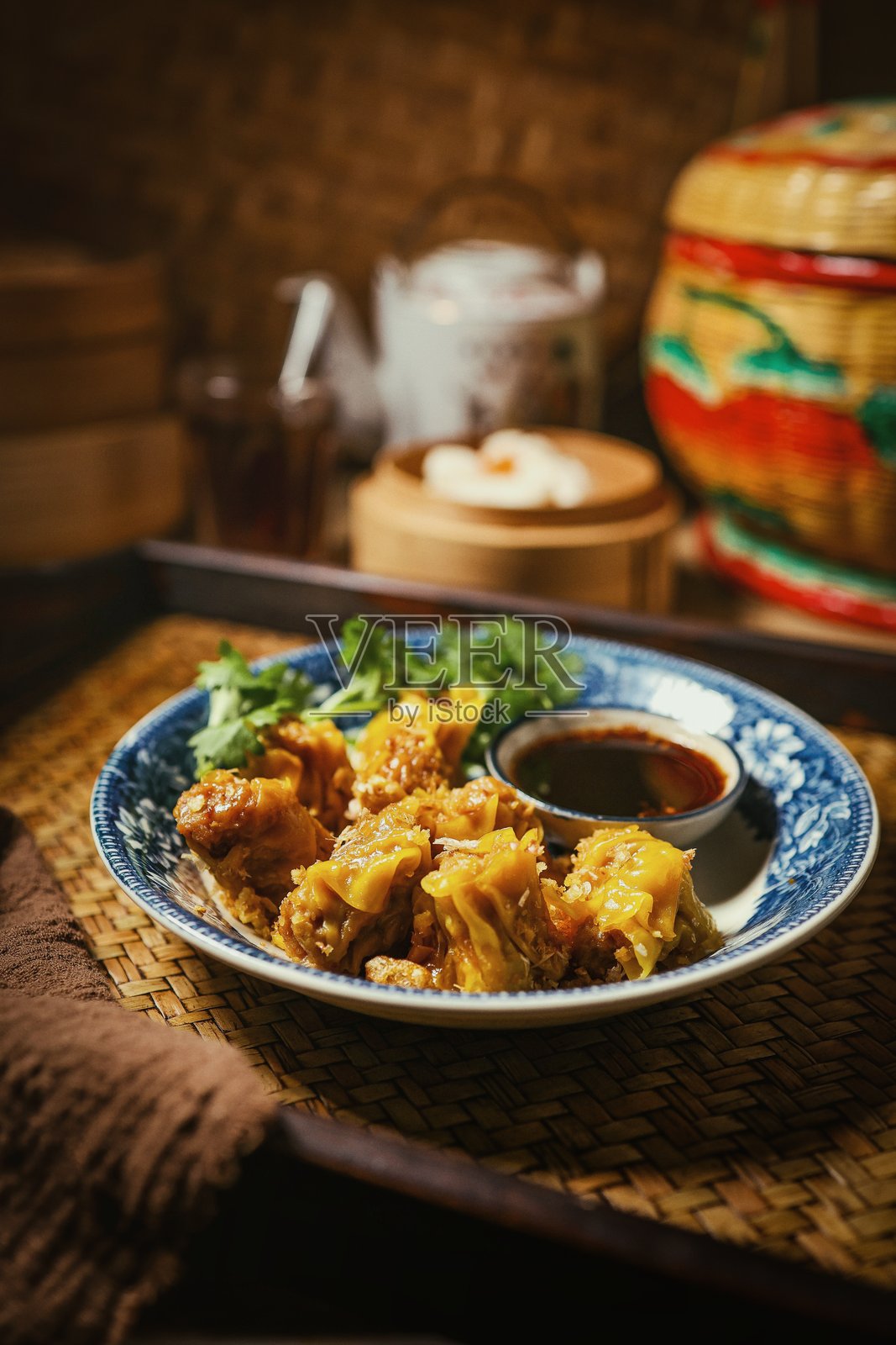 中国蒸饺和蒸包，顶部收口的蒸饺。烧卖，早餐。照片摄影图片