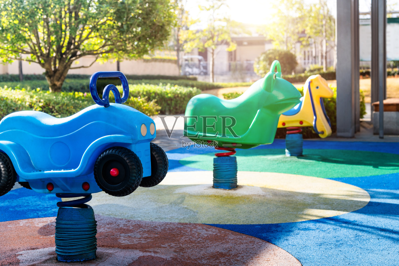 户外儿童游乐场，配有玩具车、摇马和摇摆塑料青蛙照片摄影图片