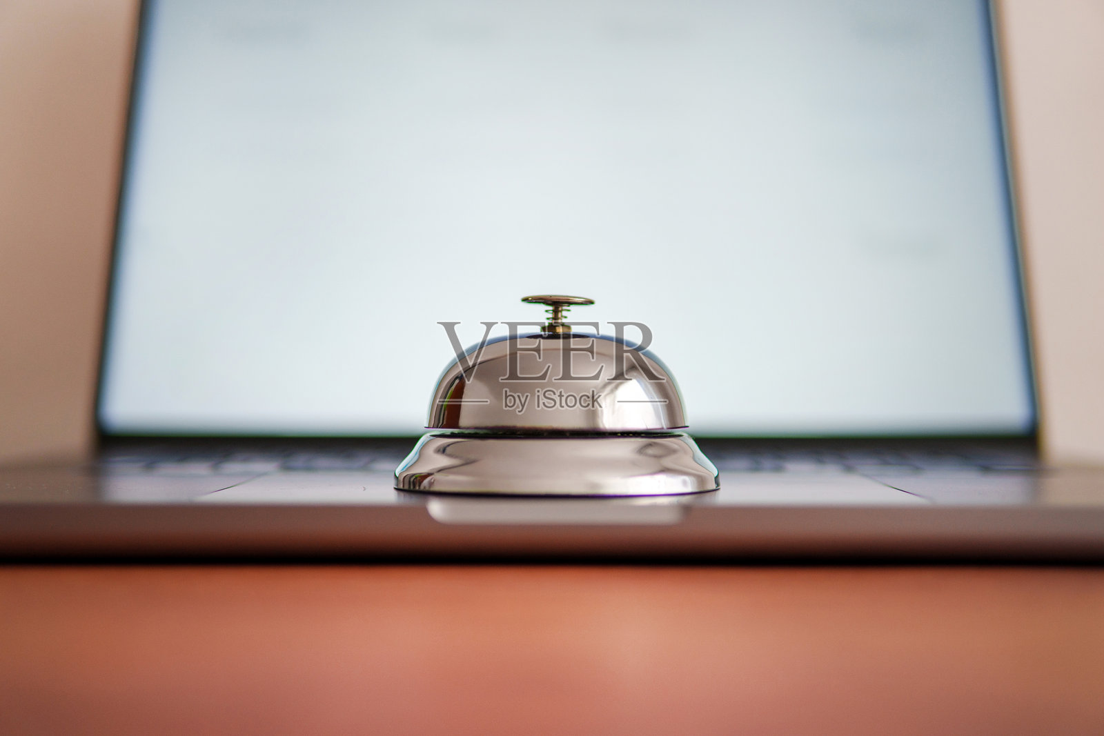笔记本电脑上的酒店服务铃照片摄影图片